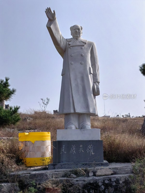 毛主席雕像屹立于户外荒地中