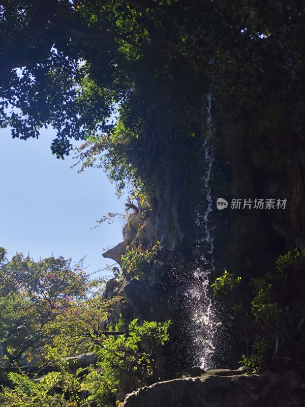 山林中岩石上飞流直下的瀑布景观