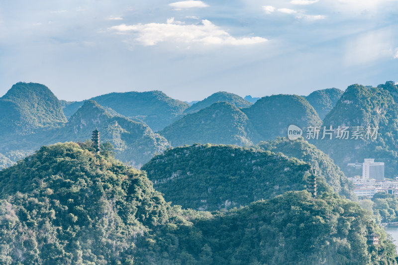 广西柳州喀斯特地貌山丘-蟠龙山双塔