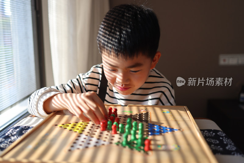 正在下跳跳棋的中国小学生