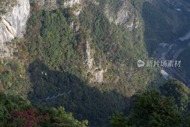 重庆巫山神女景区峡谷中的索道