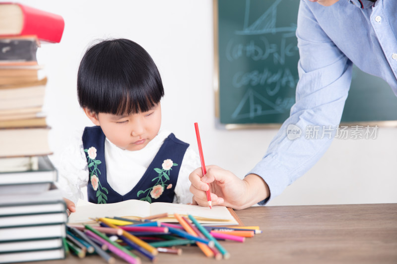 老师给学生辅导作业