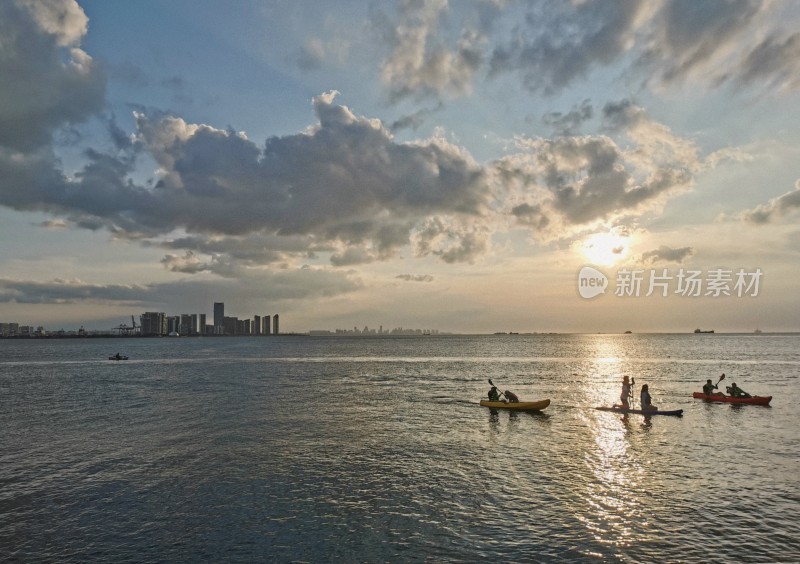 海上夕阳下的皮划艇运动