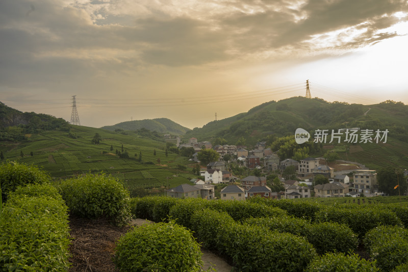 浙江杭州大朗山自然风光，在夕阳下的村庄