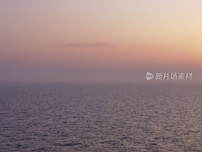 海平线上的温柔光影