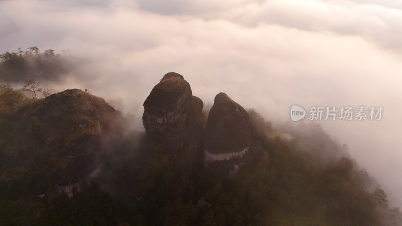 云雾缭绕中独特造型的山岩景观