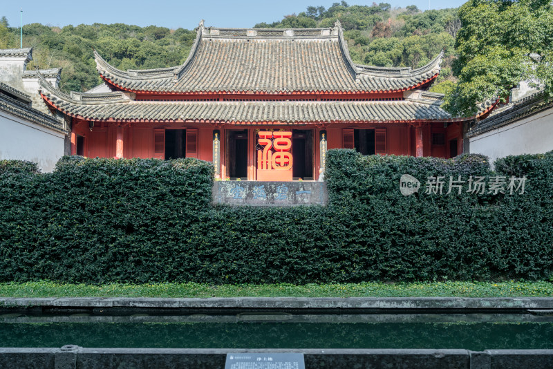 宁波保国寺宋代大殿前绿植环绕景观