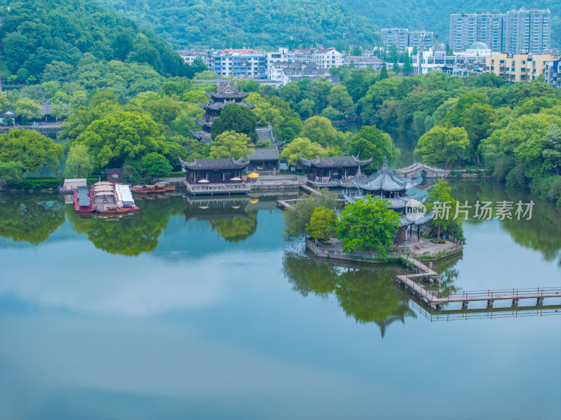 航拍浙江省台州市临海市东湖景区紫阳古街