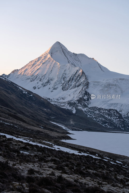 西藏那曲比如萨普神山圣山圣湖冰川壮丽景色