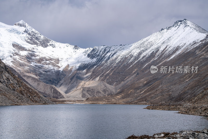 西藏山南洛扎秘境库拉岗日雪山湖泊壮丽景色