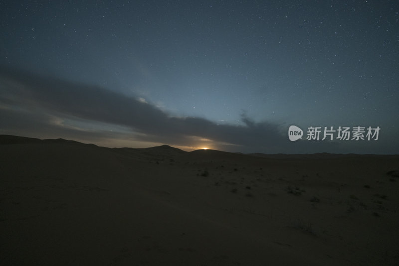 沙漠中的璀璨星空夜景