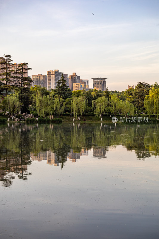 陕西西安兴庆宫公园建筑倒影景观