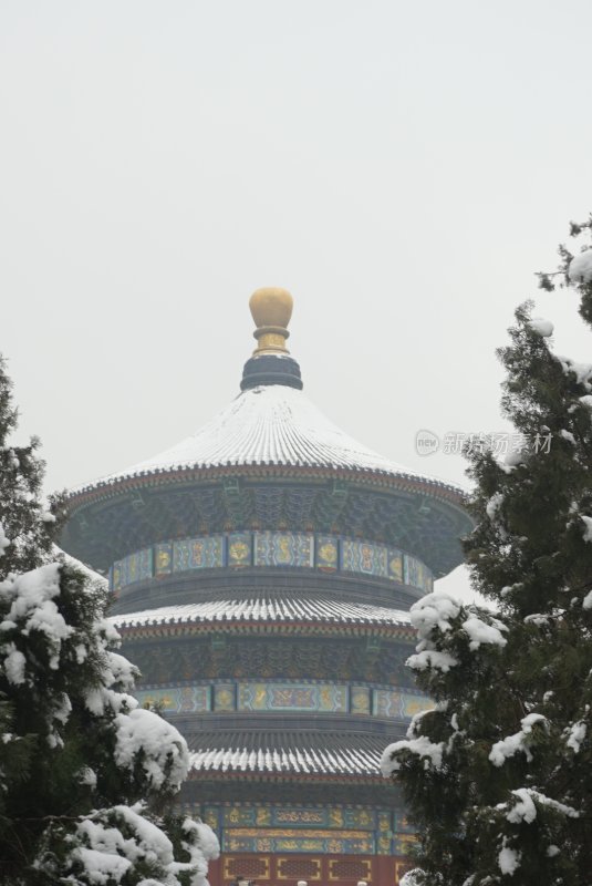 雪中的天坛古建筑展现独特韵味