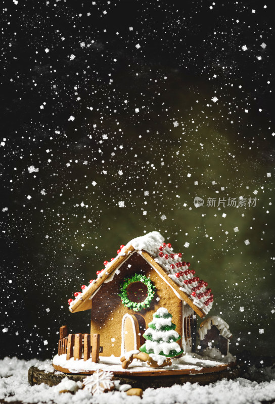 雪景中的圣诞节姜饼屋