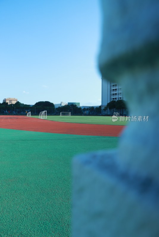 半遮半掩，是校园运动场的温柔窥视