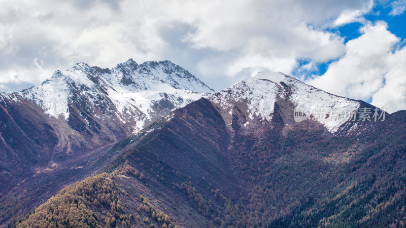 四川阿坝四姑娘山景区附近的雪山