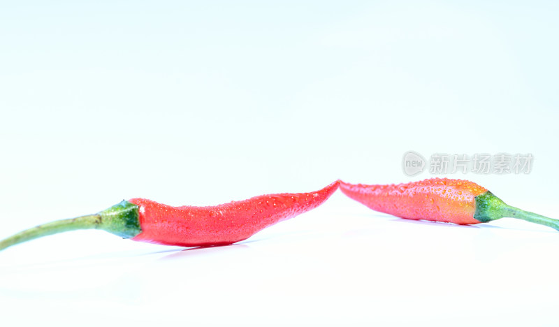 白色背景下的鲜艳红辣椒