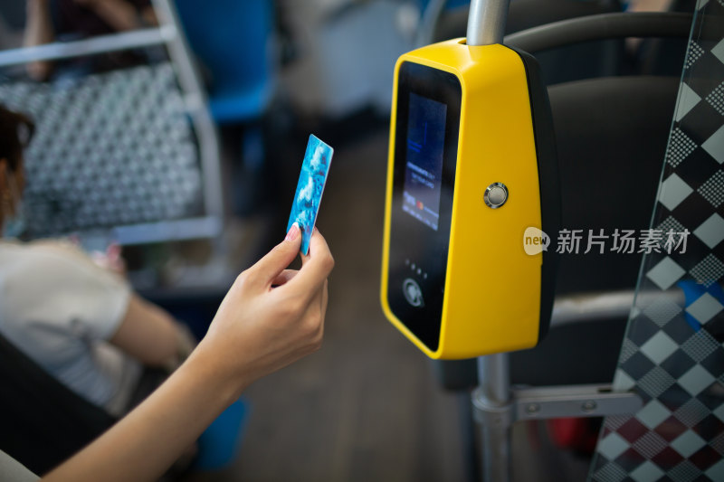 公交车上刷卡支付场景