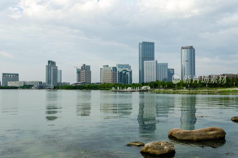 水边现代化都市建筑倒影全景