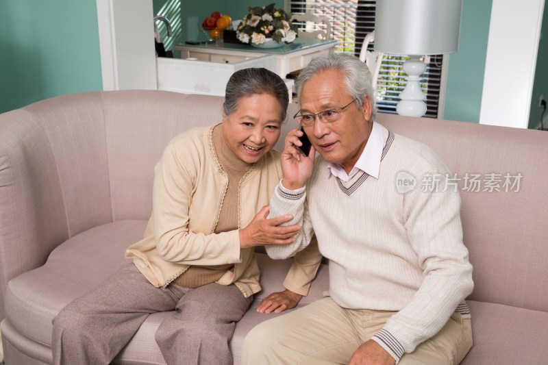 老年夫妻在客厅里