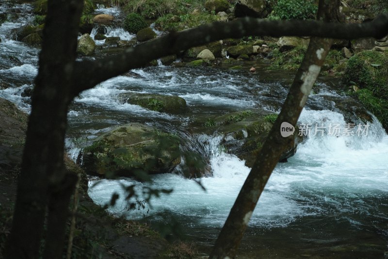 山间溪流与岩石自然景象