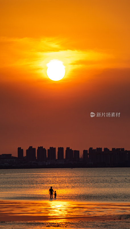 山东烟台金沙滩景区海上日落晚霞景观