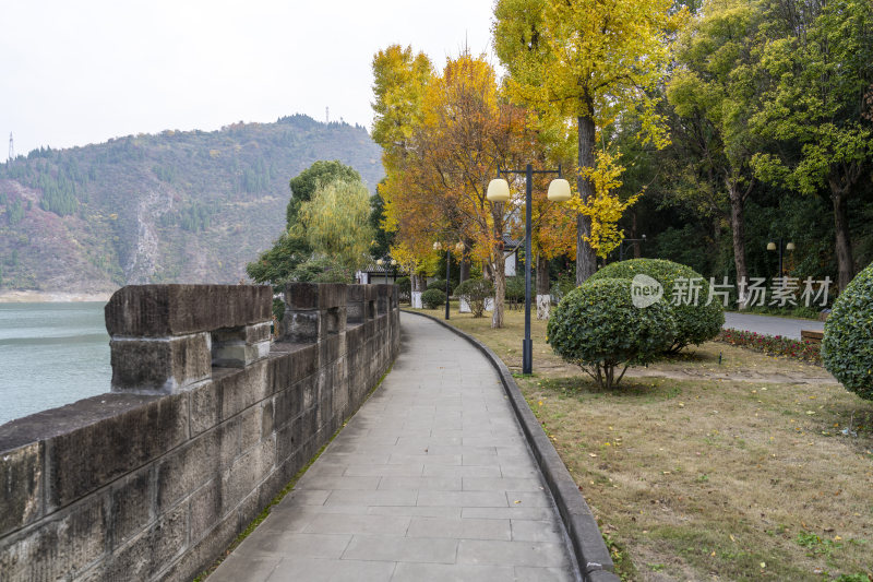 古城墙秋色步道