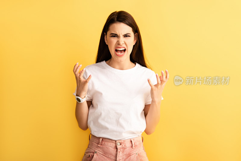 情绪激动的年轻女性