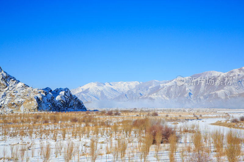 中国西藏冬季拉萨河雪景及拉萨河大桥