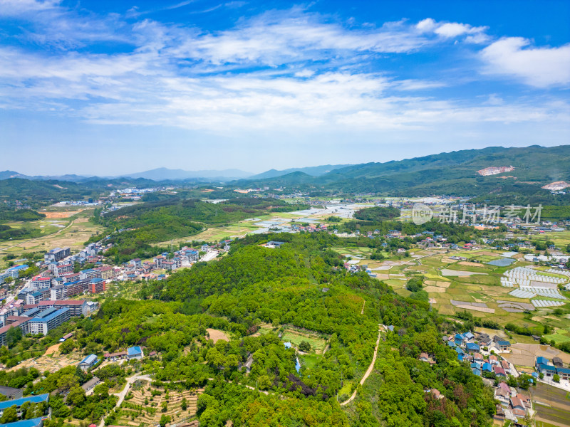 美丽乡村山川丘陵乡村田园农田航拍图