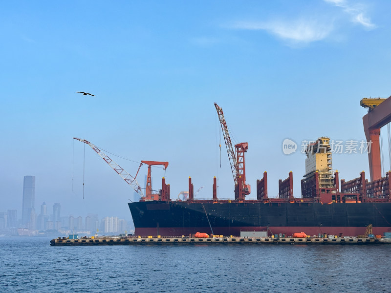 大连钻石湾造船厂海边正在建造的万吨巨轮