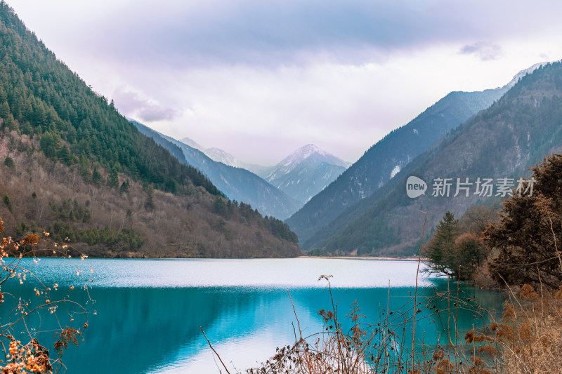 川西九寨沟冬季雪山碧蓝海子唯美