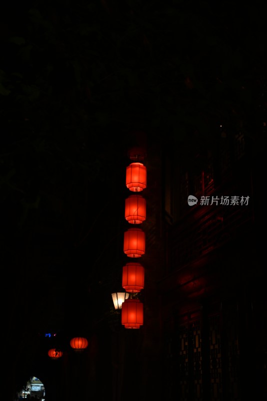 夜晚挂红灯笼的中式古建筑