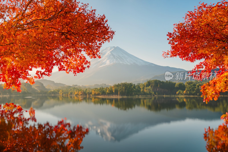 湖泊山峰秋天景色