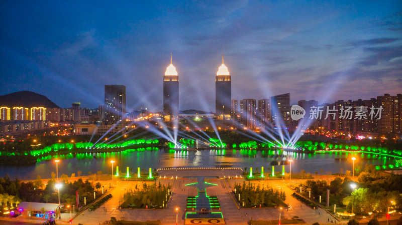 璀璨灯光下的城市规划枣庄市政广场夜景