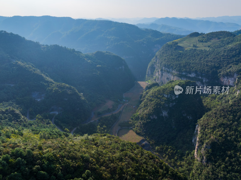 乌蒙山深处盘山公路