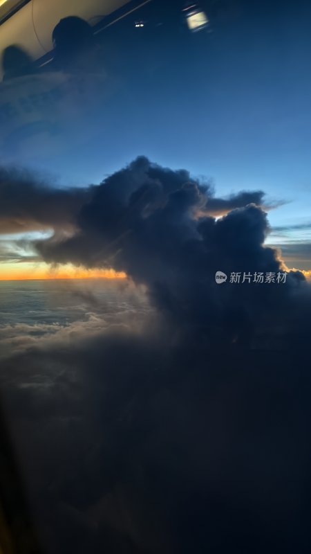 高空视角下壮观的乌云云海景象