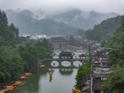 雨天烟雨朦胧的凤凰古城