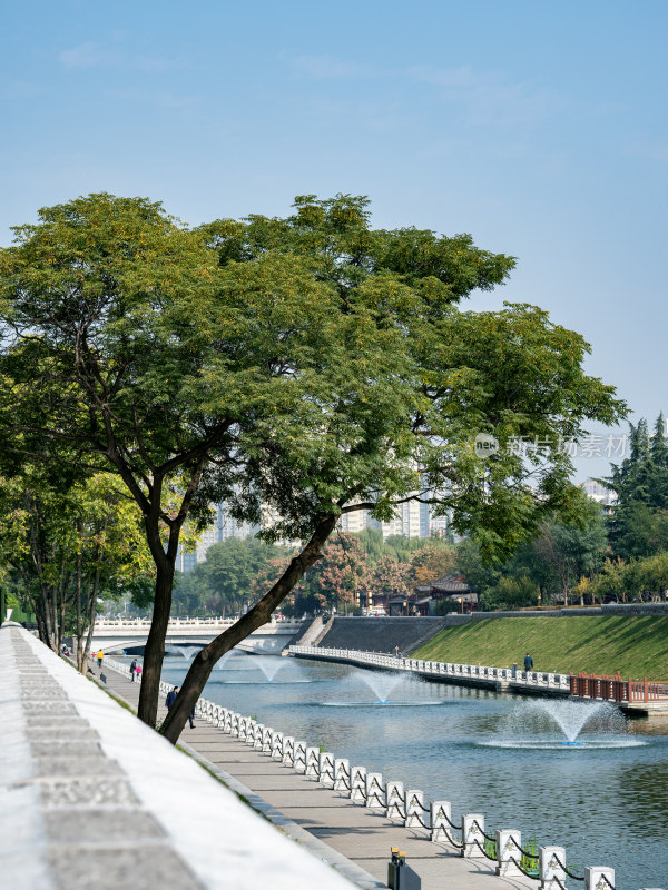 西安夏天湛蓝的护城河环城公园