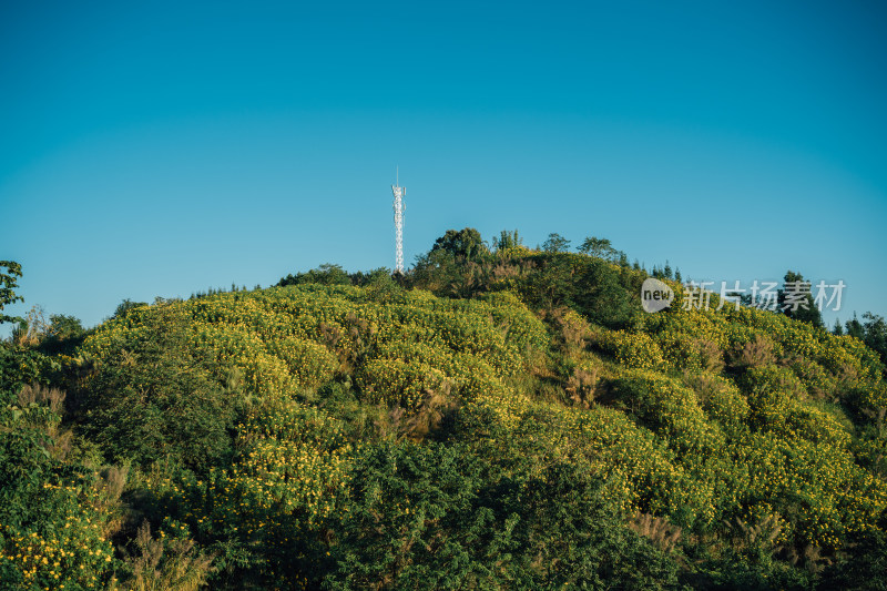 山顶的天空和风景