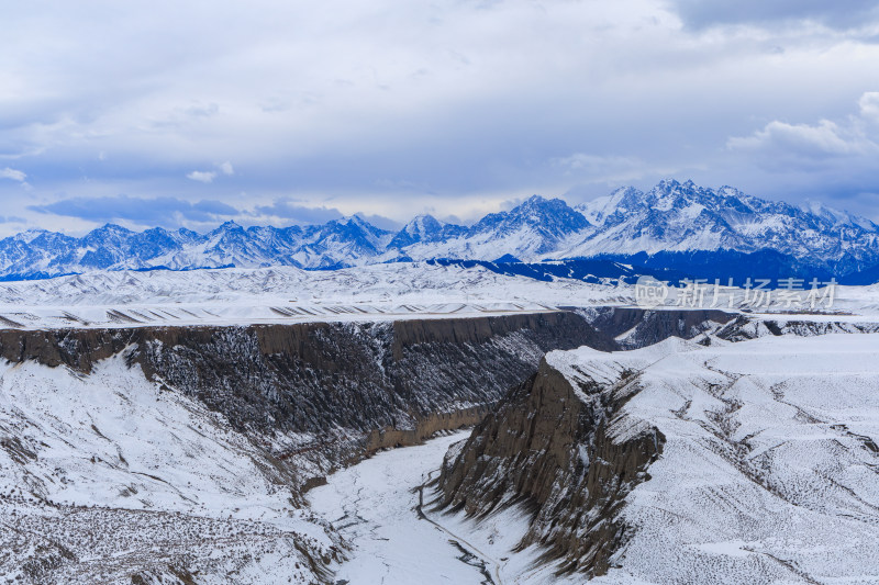 航拍新疆冬季安集海大峡谷雪景雪山山脉河流