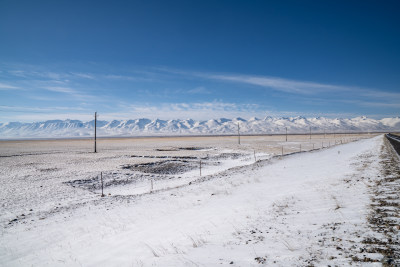 雪山公路蓝天白云