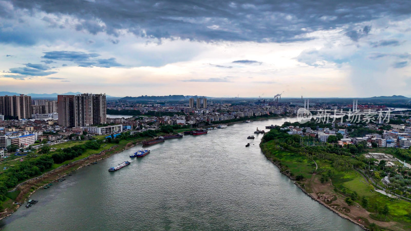 广西贵港郁江行驶货运船只航拍图