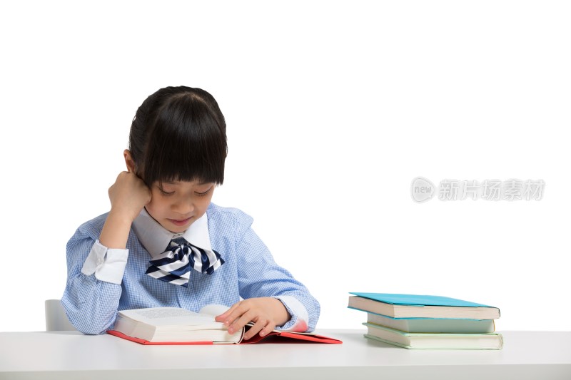 小女孩坐在课桌前看书