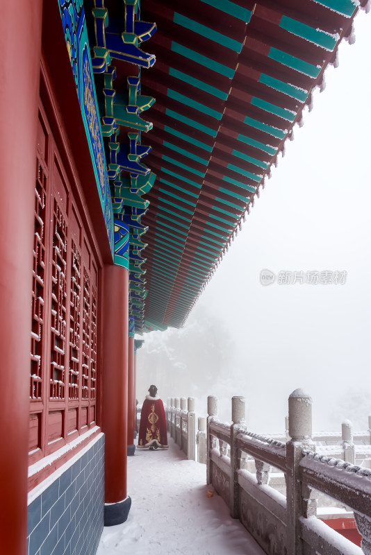 寒冷冬天大雪古建筑房檐彩绘