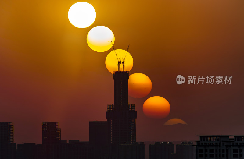 夕阳下城市高楼与太阳轨迹