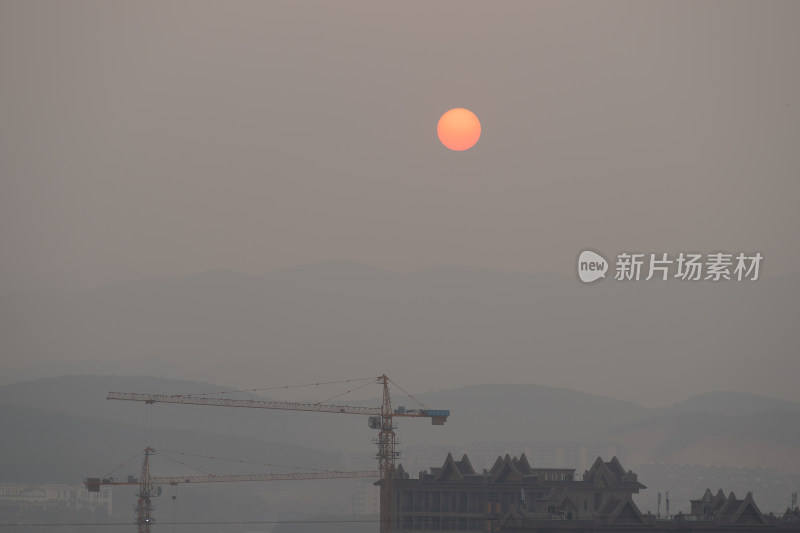 夕阳下城市建筑工地景象