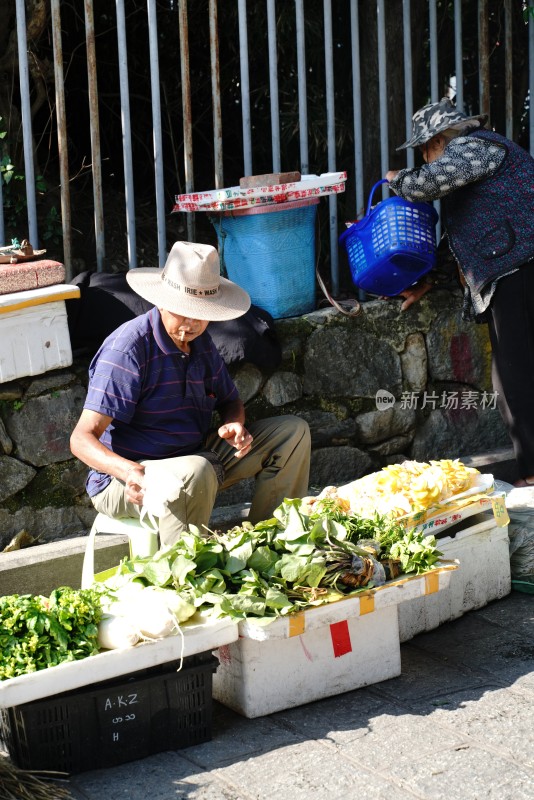 街边菜摊老人售卖新鲜蔬菜