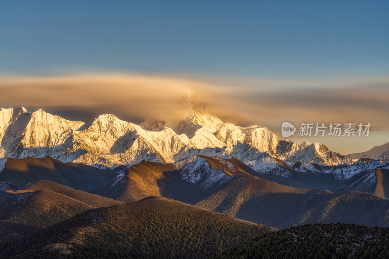 四川甘孜州木雅神山贡嘎神山雪山日照金山