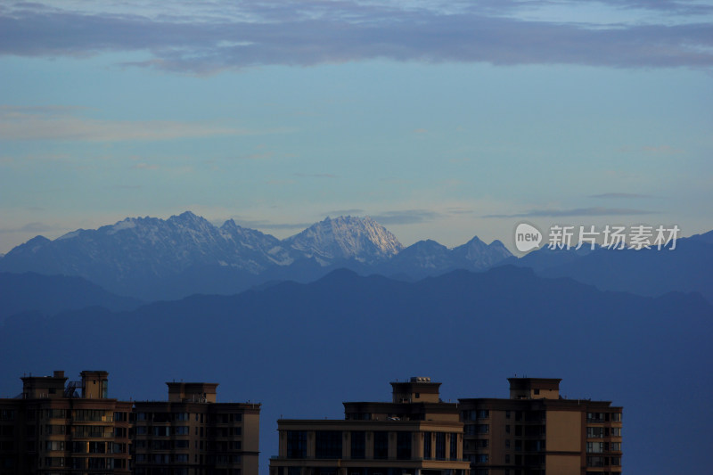 成都温江拍远方的雪山